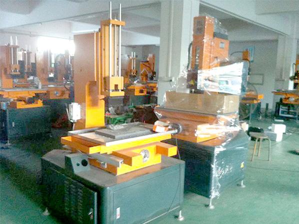 振邦告訴您什么是細孔放電機?